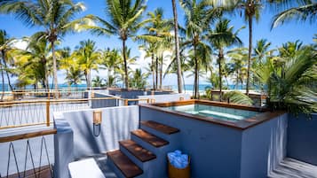 Villa, 2 habitaciones, alberca privada, vista parcial al océano | Vista a la playa o el mar