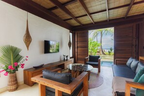 วิลล่า, 2 ห้องนอน, สระว่ายน้ำส่วนตัว, วิวทะเล | บริเวณนั่งเล่น | ทีวีจอแบน