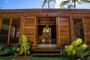 Vila, 2 quartos, piscina particular, vista parcial para o mar | Roupas de cama premium, camas com colchões pillow-top, frigobar