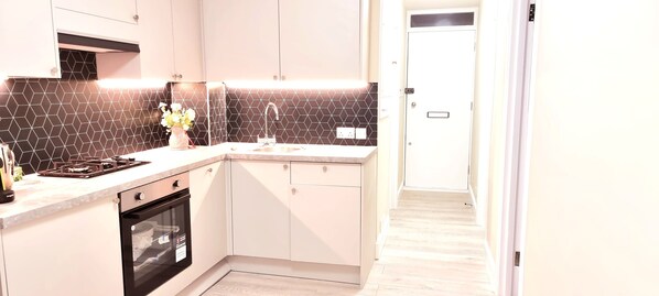 Fridge, microwave, oven, dishwasher - 2bedroom private apartment within 5mins Earlsfield Train - 2 stops to Victoria (Wimbledon)
