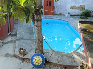 Alberca techada y alberca al aire libre