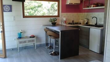 Een koelkast, een oven, een koffiezetapparaat/waterkoker, een waterkoker