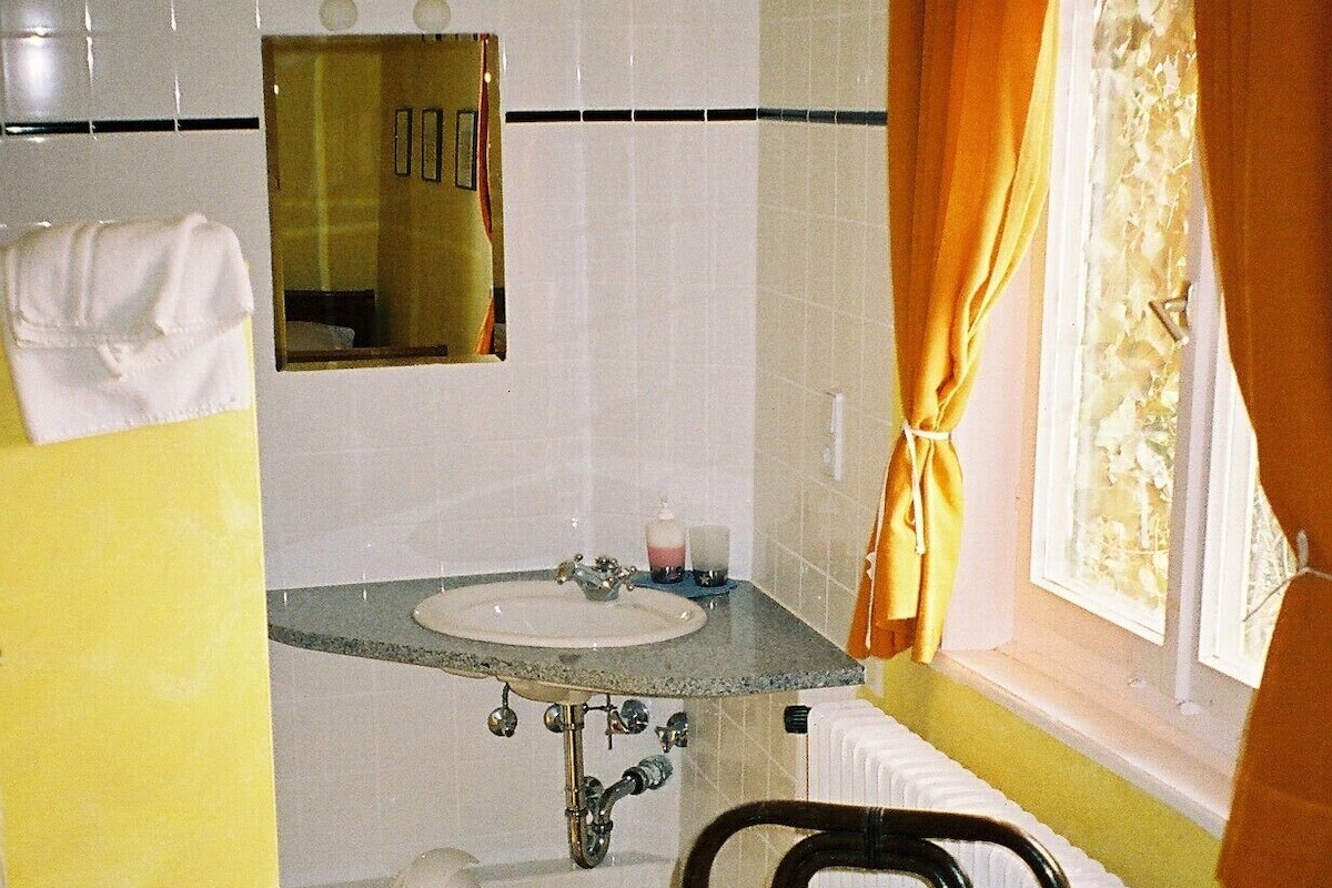 single room | bathroom | towels