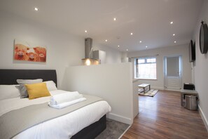 إستديو | مكواة/لوح كي وواي فاي مجانًا وملاءات أسرّة