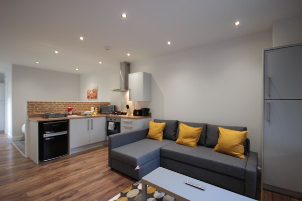 إستديو | منطقة المعيشة | تلفزيون بشاشة مسطحة بحجم 50-بوصة يعرض قنوات تلفزيونية رقمية، تلفزيون ذكي