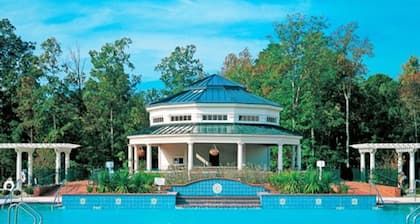 Great for Large Family/Group. Suitable for 12. Popular Resort near Attractions.