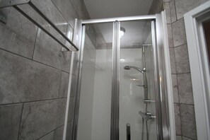 Shower, free toiletries, towels, toilet paper - OYO Greenleafe Hotel (London)