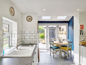 Een koelkast, een microgolfoven, een oven, een vaatwasser