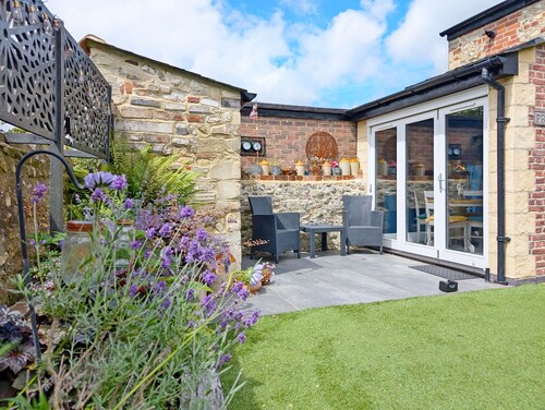 Four Priory Road, Chichester  -  a cottage that sleeps 4 guests  in 2 bedrooms