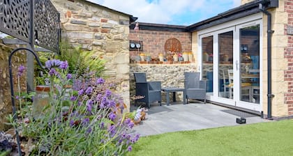 Four Priory Road, Chichester - a cottage that sleeps 4 guests in 2 bedrooms