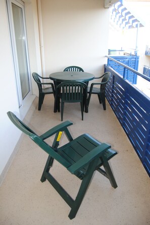 Outdoor dining - Seaside apartment with pool (Lacanau)