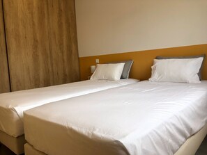 2 habitaciones, tabla de planchar con plancha, wifi y ropa de cama 