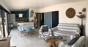 Télévision, lecteur de DVD, livres, médiathèque