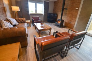 Deluxe Villa, 3 Bedrooms, Mountain View | Living area