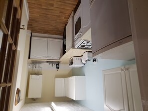 Micro-ondes, batterie de cuisine, vaisselle et ustensiles