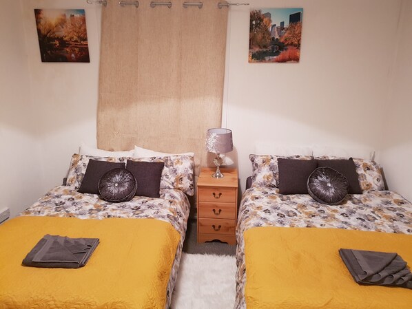 2 chambres, fer et planche à repasser, Wi-Fi, draps fournis