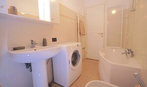 Duschwanne, Haartrockner, Bidet, Handtücher