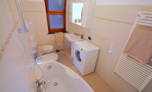 Combined shower/bathtub, hair dryer, bidet, towels - Just 100 meters. from the beach and convenient shops (Lavagna)