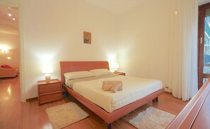 1 bedroom, WiFi, bed sheets - Just 100 meters. from the beach and convenient shops (Lavagna)