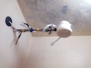 Chambre avec lits jumeaux | Douche de la salle de bain