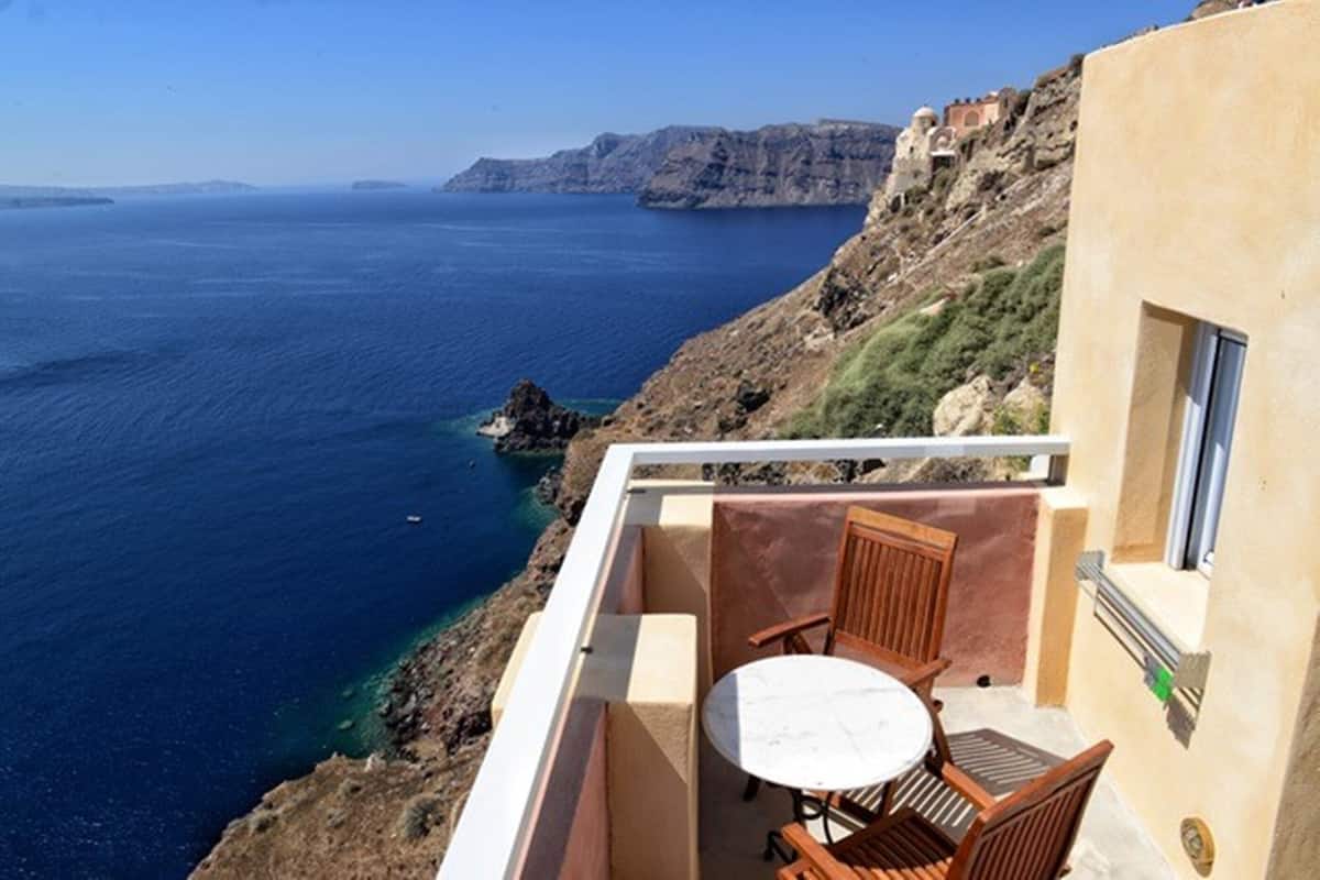 Balcón con mesa y sillas que ofrece vistas al mar.