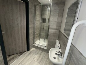 Deluxe-lejlighed - ikke-ryger - stueetage | Badeværelse | Bruser, gratis toiletartikler, hårtørrer, håndklæder