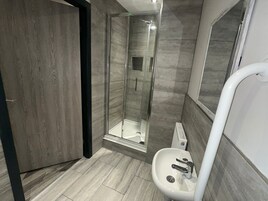 华丽公寓, 无烟房, 一层 | 浴室 | 淋浴设施、免费洗浴用品、吹风机、毛巾