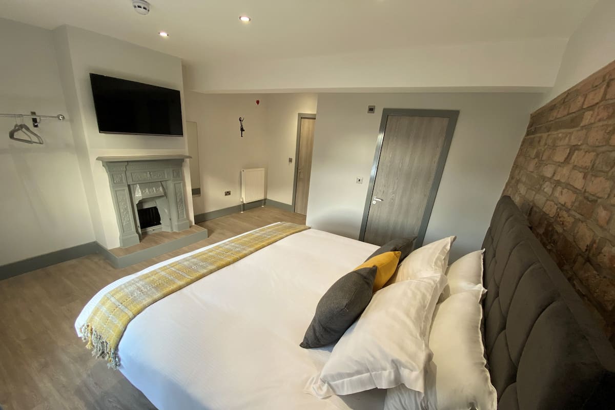 Deluxe Double or Twin Room | Individually furnished, blackout drapes, iron/ironing board, free WiFi