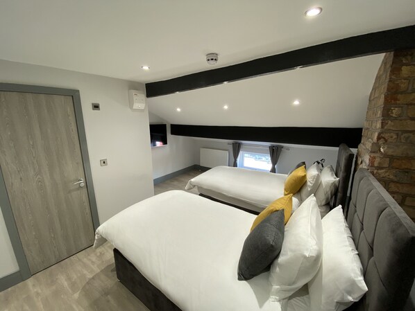 Habitación Deluxe con 1 cama matrimonial o 2 individuales | Ropa de cama de alta calidad y cortinas blackout 
