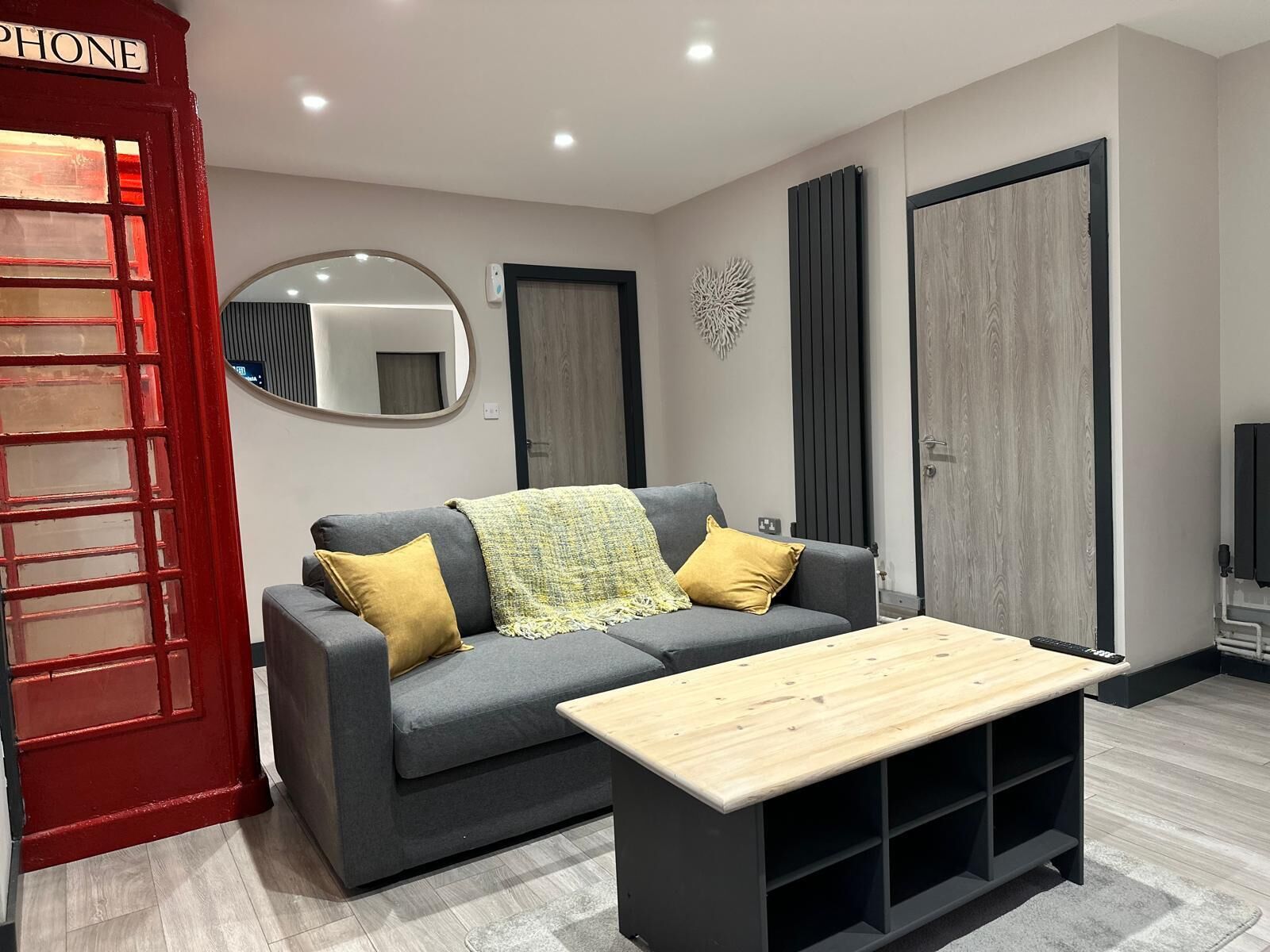 Apartamento luxo, para não fumantes, no piso térreo | Área de estar | Smart TV 42 polegadas com canais digitais, TV