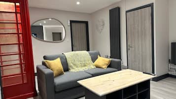 Apartamento luxo, para não fumantes, no piso térreo | Área de estar | Smart TV 42 polegadas com canais digitais, TV