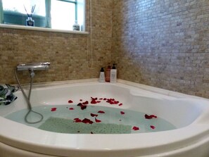 Badewanne, kostenlose Toilettenartikel, Haartrockner