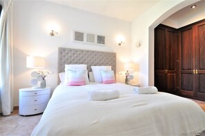 4 chambres, fer et planche à repasser, lit de bébé portatif