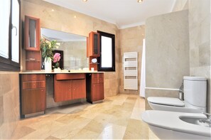 Bathtub, hair dryer, towels - SON RUBI Finca for 7 in Selva with Pool (Selva)