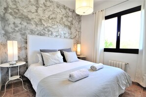 4 dormitorios, escritorio, tabla de planchar con plancha y cuna de viaje