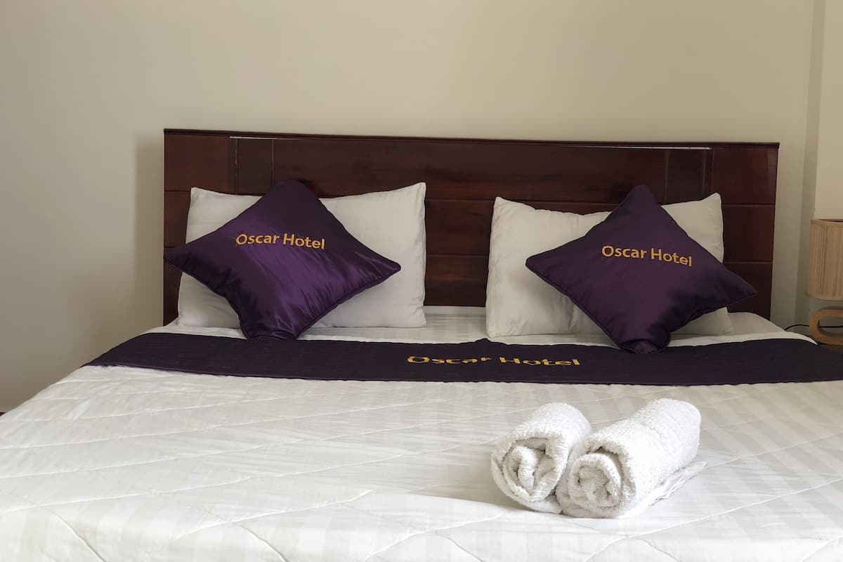 Phòng Superior, 1 giường cỡ queen | Minibar, bàn, màn/rèm cản sáng, phòng cách âm 