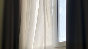 高级房, 1 张大床 | 迷你吧、办公桌、遮光窗帘、隔音