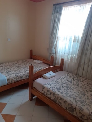 Twin Room | Meja, seterika/papan seterika, Wi-fi percuma, cadar katil