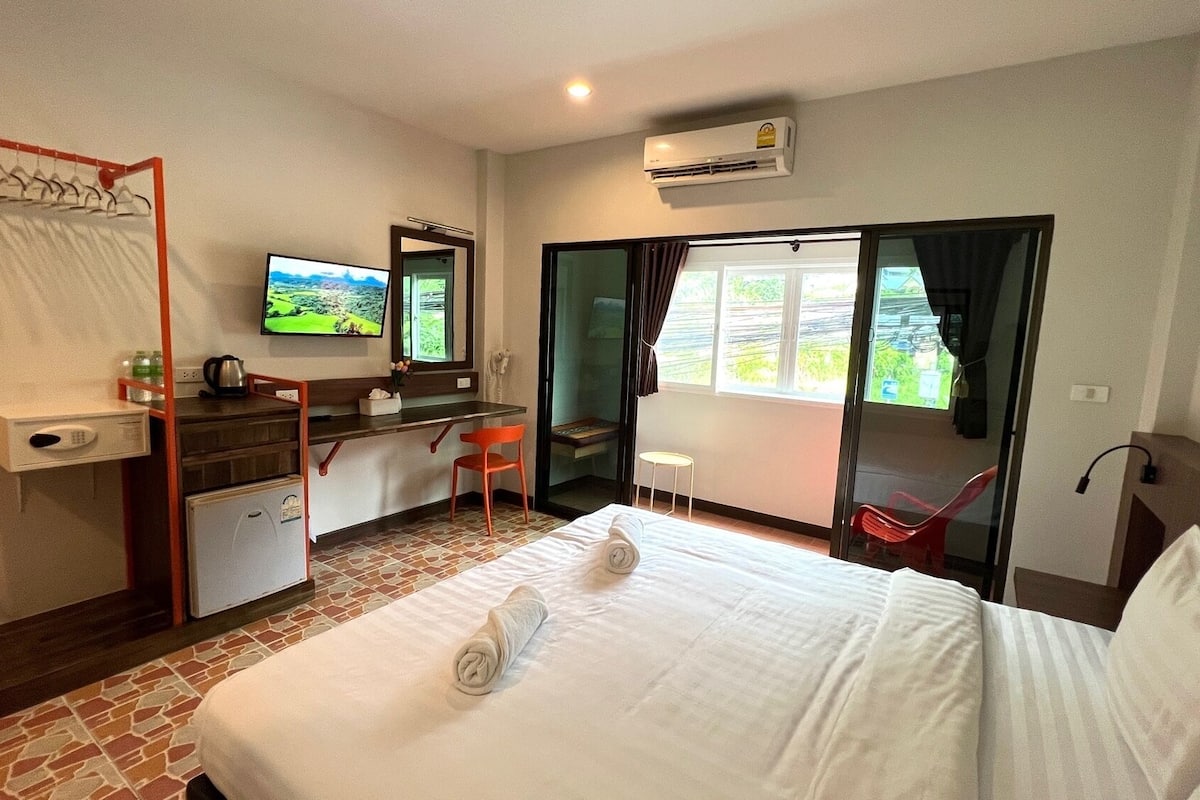 Habitación doble, 1 cama King size | Caja de seguridad en la habitación y escritorio