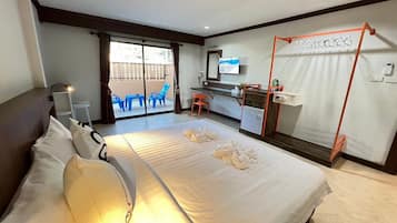 Superior Family | 客房内保险箱、办公桌、笔记本电脑工作区、床单