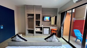 Quarto casal, 1 cama King, acesso à piscina, vista para a piscina | TV