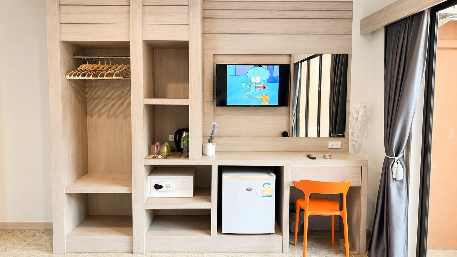 Camera doppia, 1 letto king, accesso alla piscina, vista piscina | Una cassaforte in camera, una scrivania, postazione laptop, lenzuola