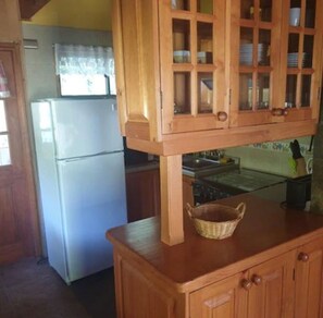 Geladeira, lava-louças, talheres/pratos/utensílios de cozinha