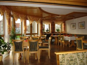 Daily buffet breakfast (EUR 7 per person) - Gasthaus Gonnermann (Sontra)