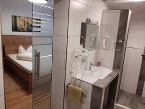 Shower, hair dryer, towels, soap - Gasthaus Gonnermann (Sontra)