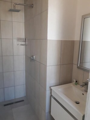 Double Room | Bathroom | Shower, free toiletries, towels