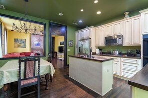 冷蔵庫、電子レンジ、オーブン、コンロ