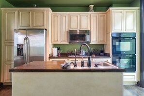 Fridge, microwave, oven, stovetop - Easy access to Taylor Swift, Broadway, CMAs & more (Nashville)