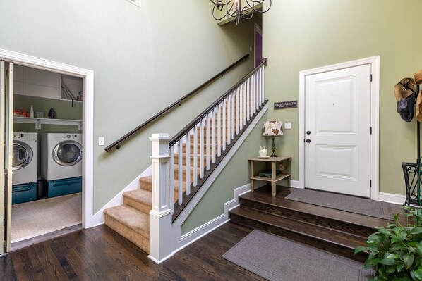 Interior - Easy access to Taylor Swift, Broadway, CMAs & more (Nashville)