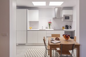 Full-size fridge, microwave, stovetop, dishwasher - Hotel Sagrada Familia Apartments  (Barcelona)